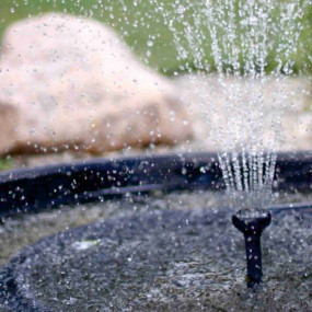 Napelemes kerti szökőkút