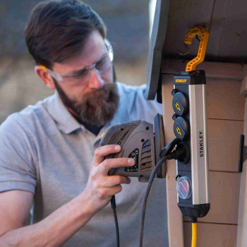 STANLEY 4-es elosztó kapcsolóval, felakasztható